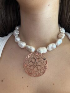 Collier perle coltivate barocche e pendente cerchio