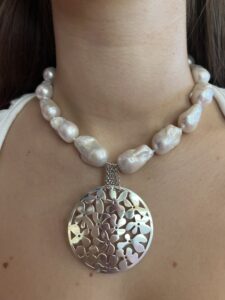 Collier with baroque cultured pearls and circle pendent