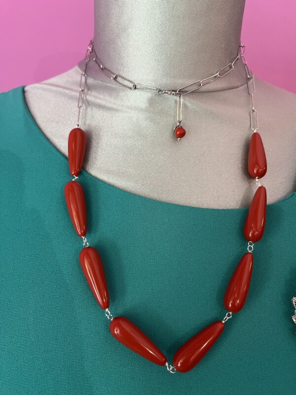 Necklace with drops of red coral paste