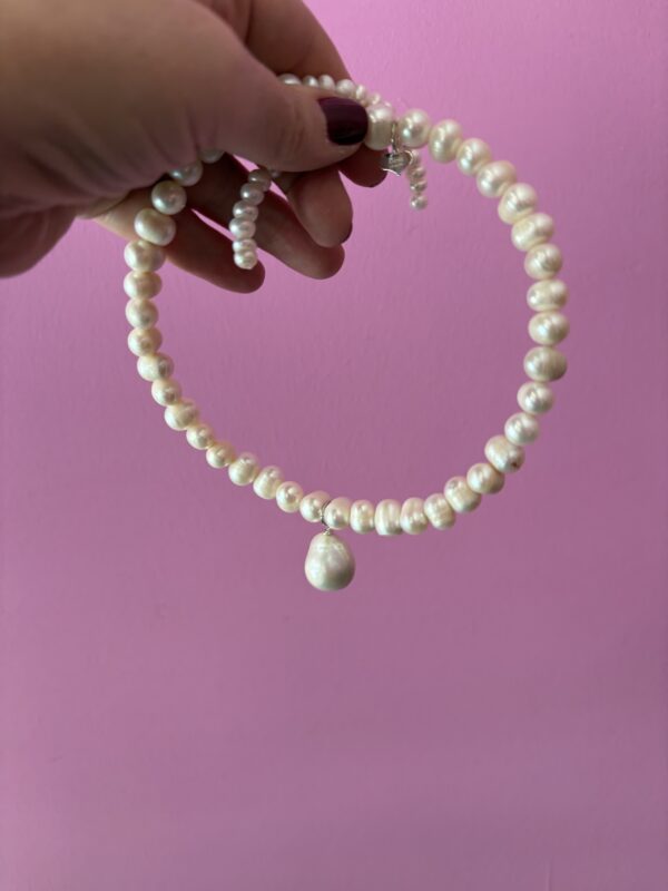 INCANTEVOLE -  Chocker  1 giro perle coltivate barocche con charm - immagine 3