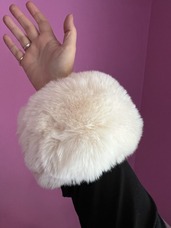 INDISPENSABILI - elasticated IVORY faux fur cuffs - Image 3