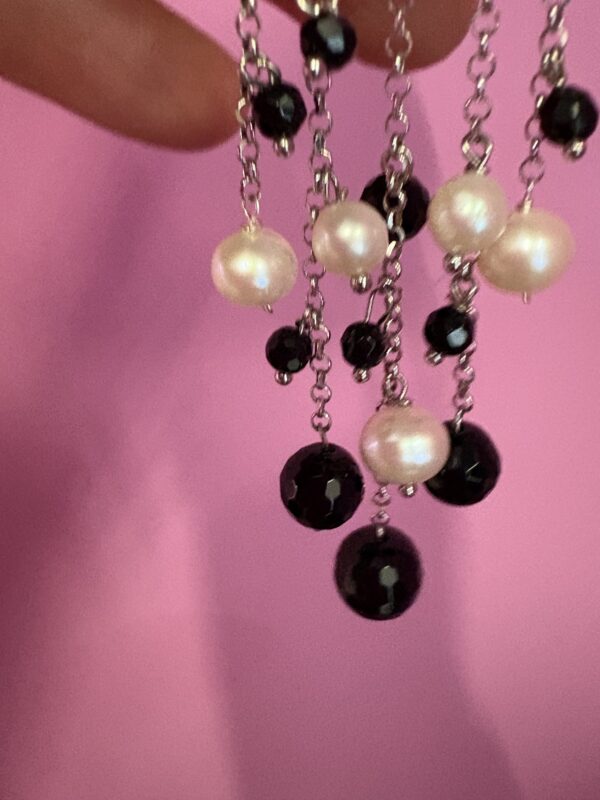 chandelier -Earrings with onyx and cultiveted pearls - Image 5