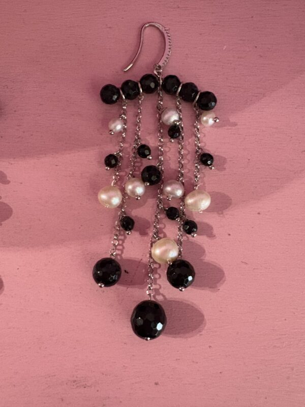 chandelier -Earrings with onyx and cultiveted pearls - Image 2