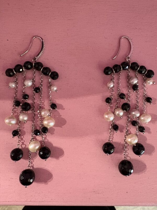 chandelier -Earrings with onyx and cultiveted pearls - Image 6