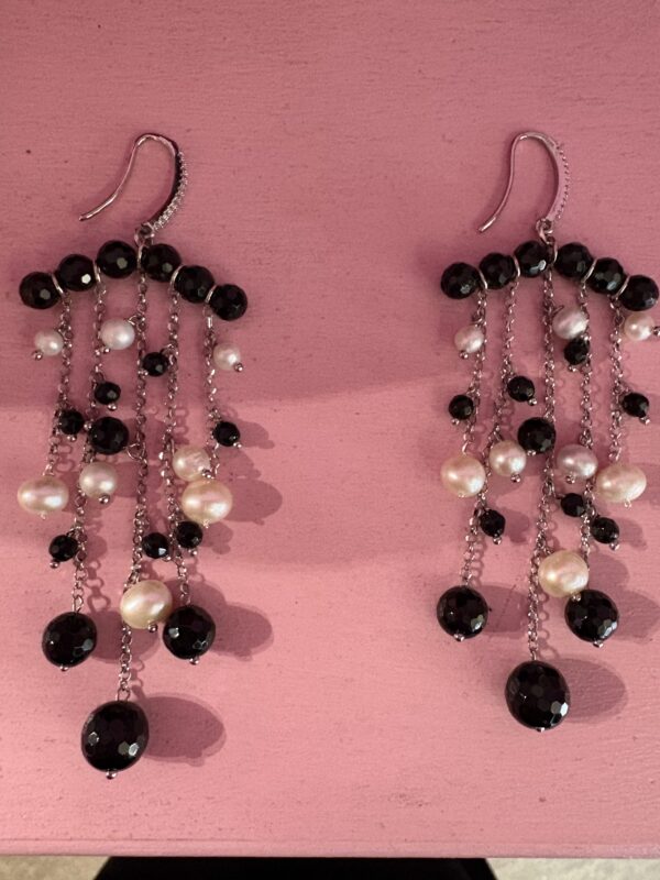 chandelier -Earrings with onyx and cultiveted pearls - Image 3